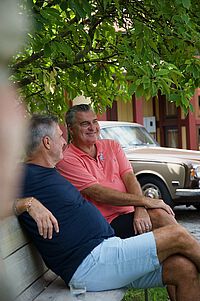Uli und Michael ROth auf einer Bank